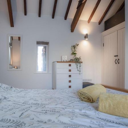 The Old Stables - 3 Bedroom Cottage - Angle מראה חיצוני תמונה